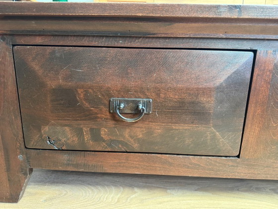 Image 1 of Table basse coloniale vintage en bois avec tiroirs