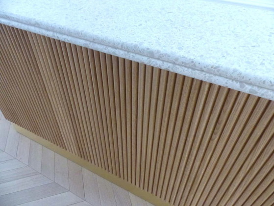 Image 1 of Moderne Bar aus massiver Eiche und doppelter Terrazzo-Arbeitsplatte – Einzigartiges Stück