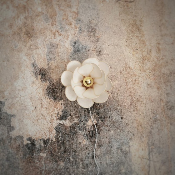 Image 1 of Applique murale fleur, modèle Nénuphar, 16 pétales en rotin et lin (teinte personnalisable)