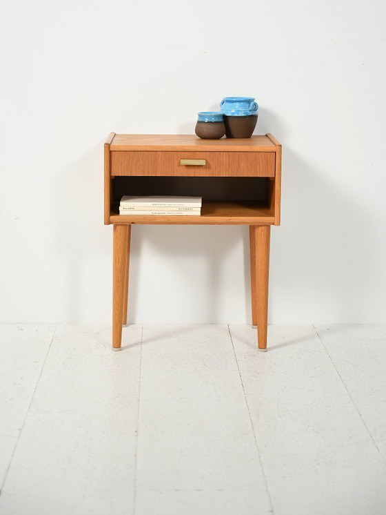 Image 1 of Table de chevet vintage scandinave avec poignée en laiton