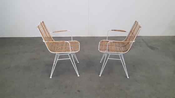 Fauteuil Kave Home Tishana en rotin, accoudoirs en métal blanc – Chaises de salle à manger, Metal, Rattan (photo 13 of 15)