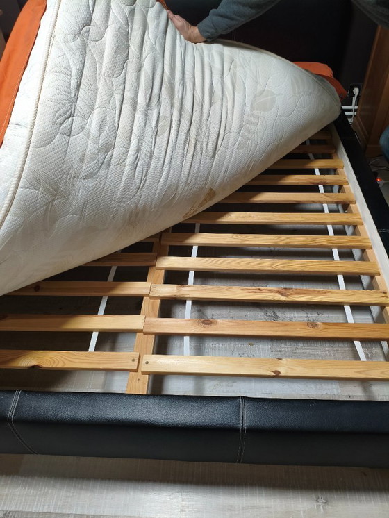 Image 1 of Tweepersoonsbed van kunstleer - 160/200 - Goede staat