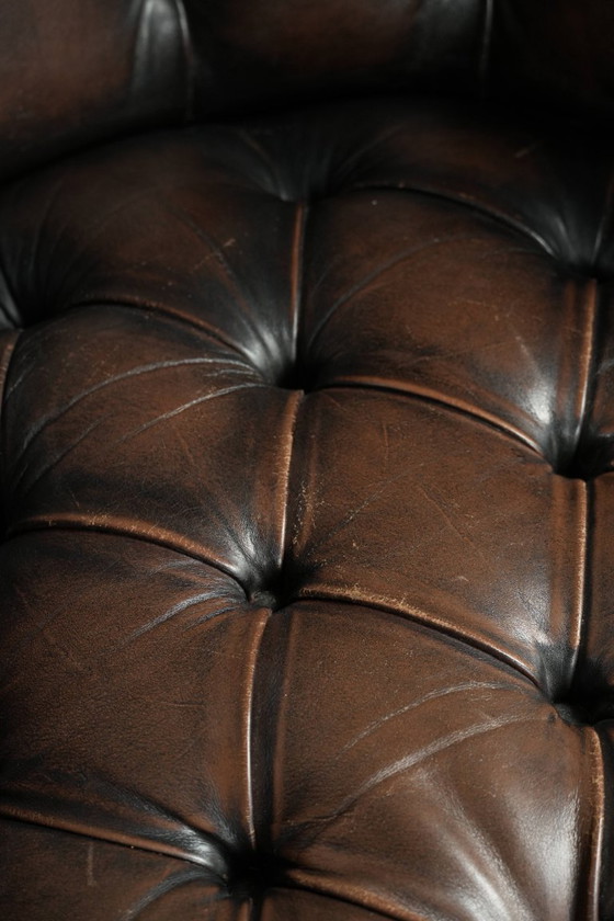 Image 1 of Grote bruine rundleren vintage chesterfield bureaustoel in hoogte verstelbaar en draaibaar op wieltjes met siernagels 
