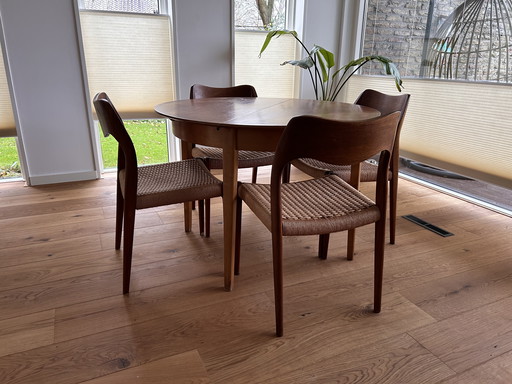 Scandinavische eetstoelen en eettafel van het merk  Niels O Mōller