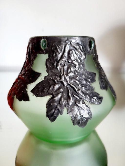 Vase Art nouveau en verre vert, décor floral avec cadre en étain, France