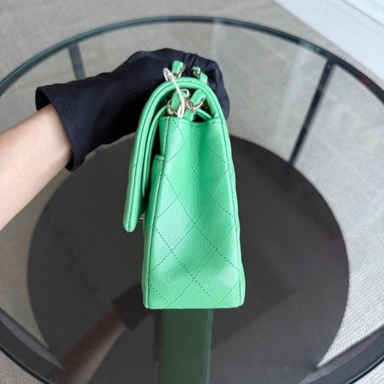 Image 1 of Chanel Classic Flap Medium - Caviar 25CM Gewatteerd Groen Goudkleurige Hardware Serie 27