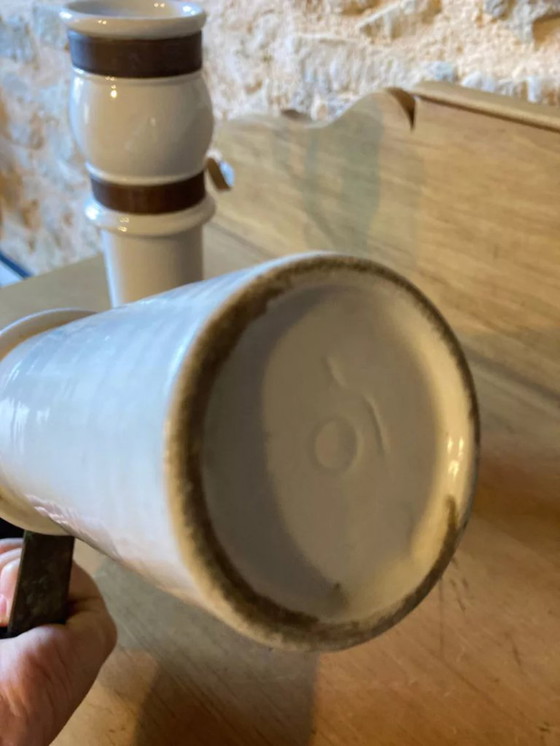 Image 1 of Chocoladepotten in bistrostijl van vuurvast porselein met koperen handvatten, eind 19e eeuw.