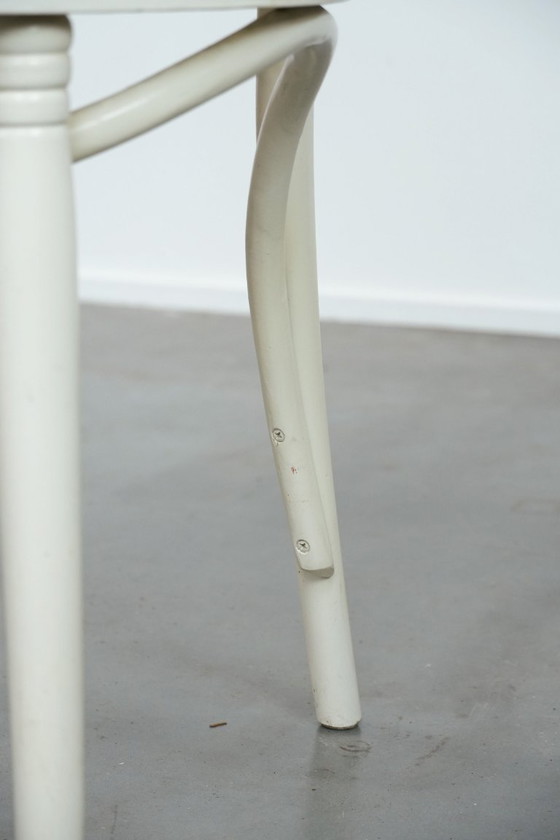 Image 1 of Sedia da bistrot bianca vintage con braccioli in stile Thonet