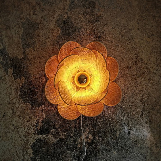 Image 1 of Applique murale fleur, modèle Nénuphar, 16 pétales en rotin et lin (teinte personnalisable)