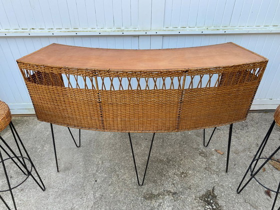 Image 1 of Bancone da bar vintage anni '50 con due sgabelli in rattan e metallo