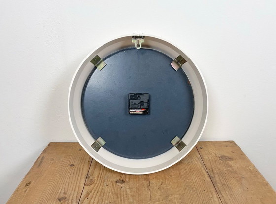 Image 1 of Witte industriële Sovjet-bakeliet wandklok van Strela, jaren 80.