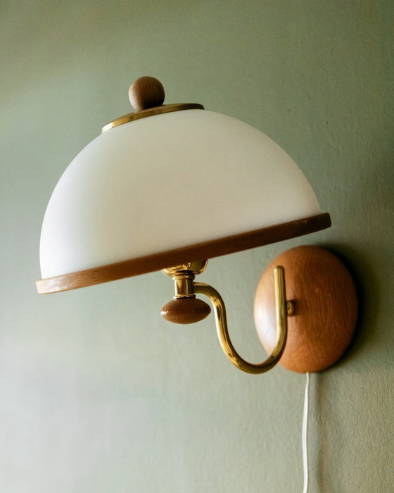 Image 1 of Applique murale vintage Steinhauer en forme de champignon classique, avec détails en bois et abat-jour en plastique blanc.