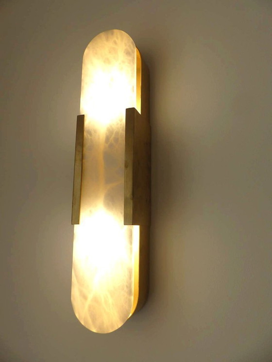 Image 1 of Set aus 2 Wandleuchten „Elongated Melange“ aus Messing und Naturalabaster von VISUAL COMFORT, entworfen von Kelly Wearstler