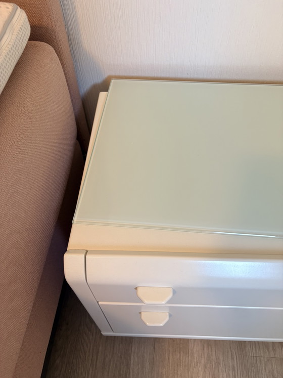 Image 1 of De magnifiques tables de chevet en parfait état, datant des années 1970-1980.