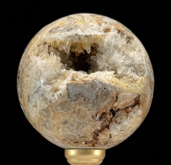 Image 1 of Duo de sphères de cristal de roche en quartz avec druses sur supports dorés