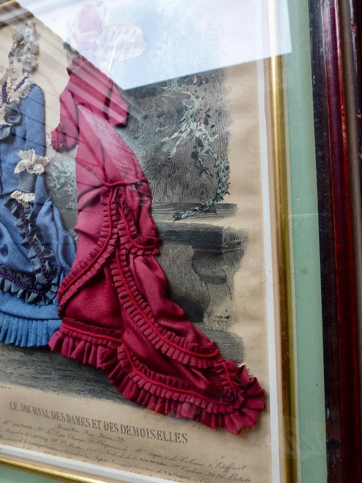 Splendida stampa di moda antica (circa 1880) con vero tessuto, incorniciata. – lithos zeefdrukken, Glass (photo 2 of 11)