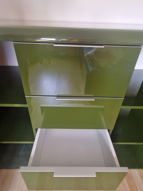 Image 1 of Mobile credenza verde oliva con dettagli cromati e angoli arrotondati