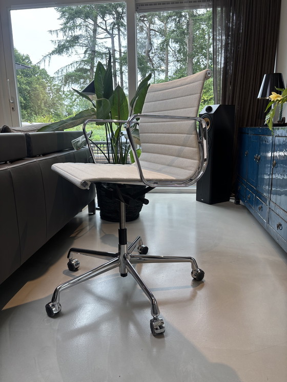 Image 1 of Vitra EA 117 bureaustoel hopsak 2020 ivory / grey