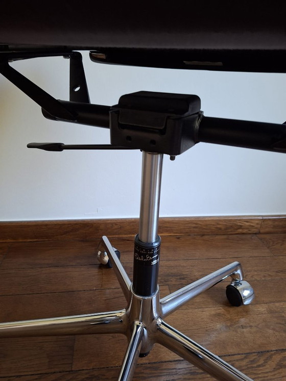 Image 1 of Poltrona Vitra Soft Pad EA 219 in pelle marrone castagna