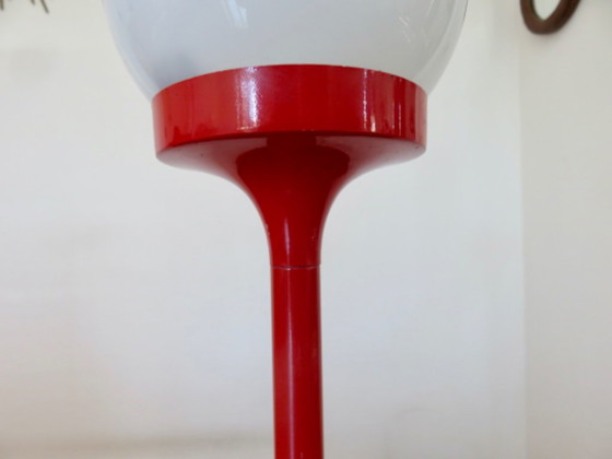 Pierre Disderot Tulpenfuß Tischlampe, rot lackiertes Aluminium und Opalglas, Frankreich, 1970 – Tischlampen (photo 6 of 11)