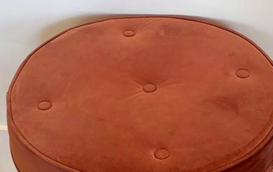 Pouf rotondo in velluto rosa capitonné NV Gallery (photo 4 of 5)