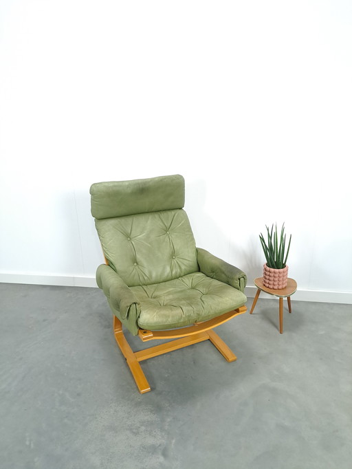 Fauteuil en cuir vert avec structure en bois