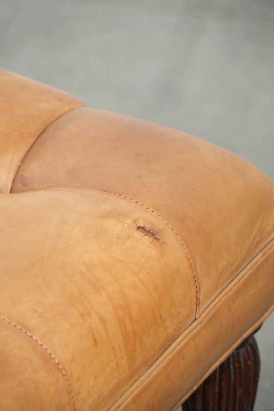 Image 1 of Grand pouf/table basse XXL en peau de mouton sur roulettes, de style Chesterfield anglais classique.