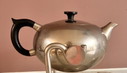 Teiera Tumble in acciaio inox, anni '50, con bruciatore a stoppino.
