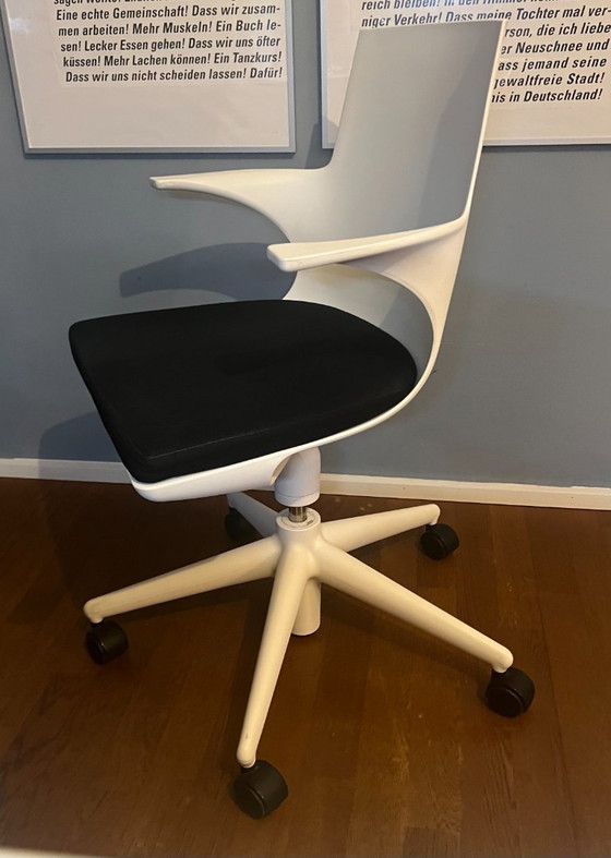 Image 1 of SPOON CHAIR van KARTELL | Design bureaustoel met wielen en draaifunctie | wit/zwart