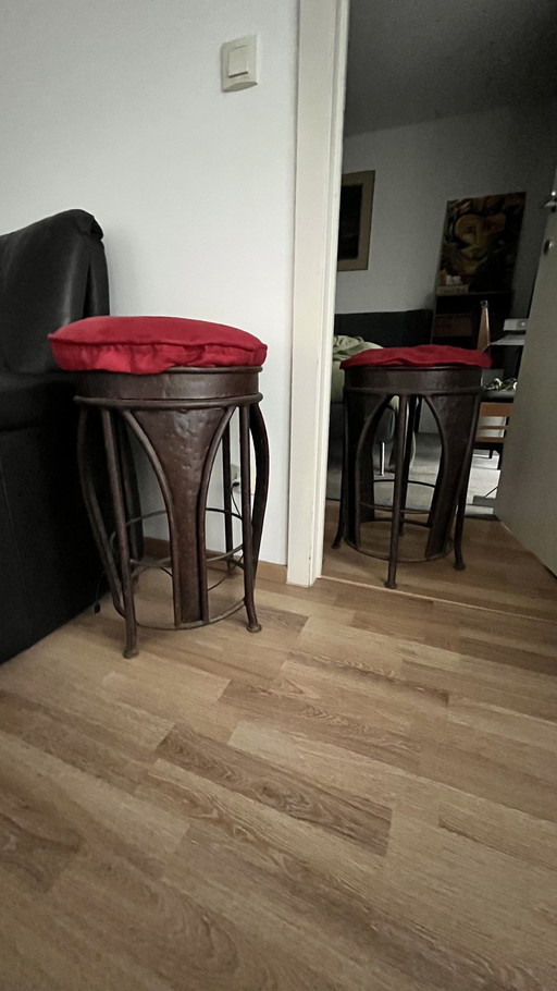 Paire de tabourets industriels vintage en métal avec coussins en velours rouge - Design sculptural