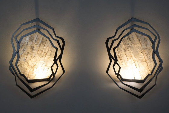 Image 1 of Coppia di applique in metallo spazzolato e cristallo di rocca. Stile contemporaneo.