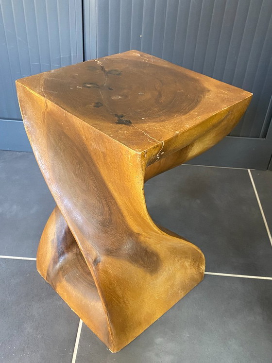 N2 Kruk van massief onbewerkt walnotenhout, uit één stuk gesneden, 1970 – Krukjes, Wood (photo 5 of 16)