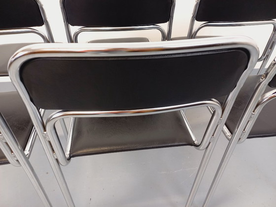 Image 1 of Suite de 6 chaises italiennes empilables vintage en métal chromé et skai noir des années 70 80
