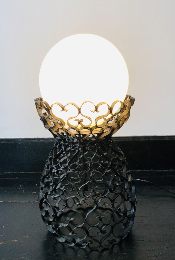 Image 1 of Zwarte smeedijzeren lamp met een handgemaakte witte bol.
