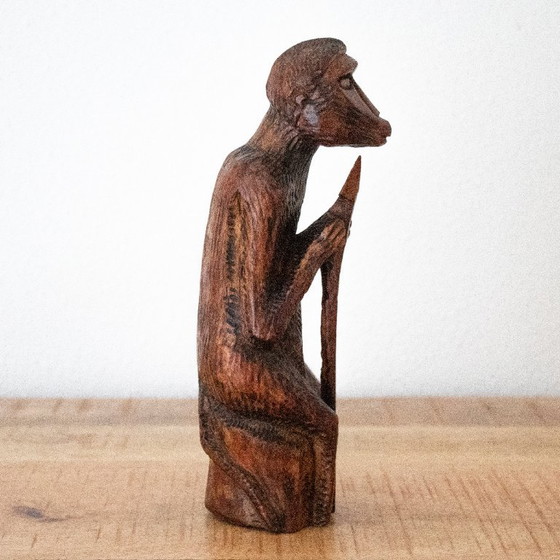 Singe en bois sculpté à la main, tenant une lance : sculpture d'art populaire zoulou d'Afrique du Sud (photo 4 of 10)