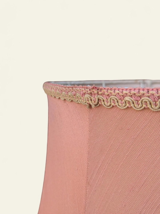 Rareté! Lampadaire Mid-Century avec abat-jour en velours rose et franges – Base en laiton avec décor en (photo 6 of 10)