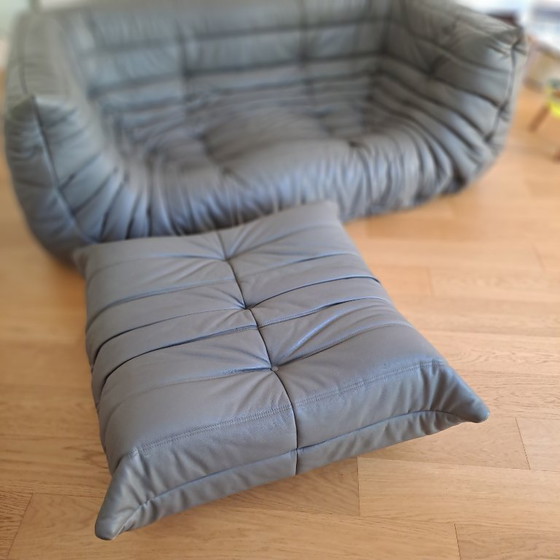 Image 1 of Original Ligne Roset Togo Ledersofa, mittelgroß, 2-Sitzer mit Armlehnen und Hocker in grauem Leder
