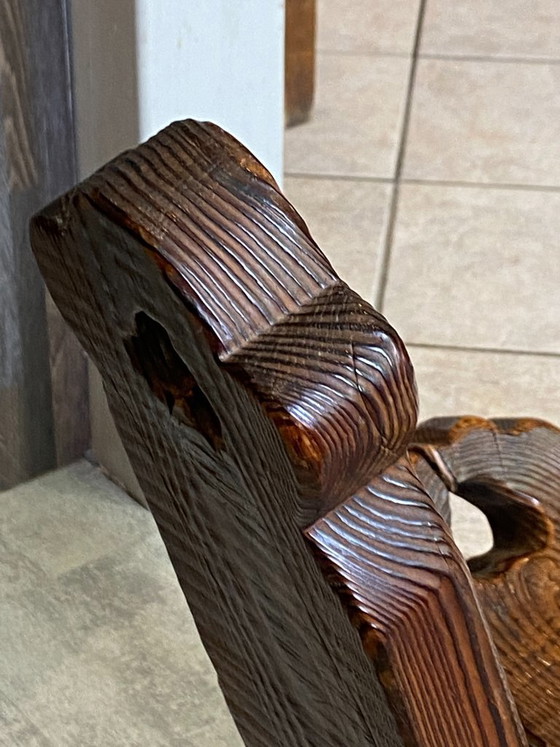 Image 1 of antieke brutalistische driepootstoel n2 gesneden massief hout