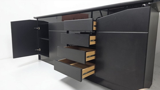 Image 1 of Credenza postmoderna nera lucida: una dichiarazione di stile.