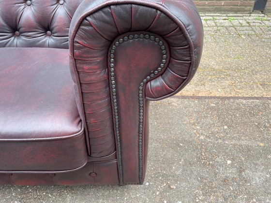 Image 1 of Sofá Chesterfield inglés de cuero color burdeos.