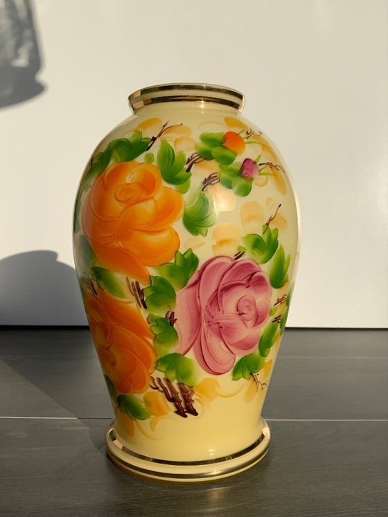 Image 1 of Grande vaso in opalino di uranio, decoro floreale Art Nouveau. Boemia