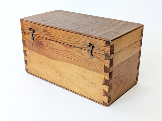 Image 1 of Scatola di stoccaggio antica in legno di pino con cerniere in ottone | Stoccaggio decorativo d'epoca