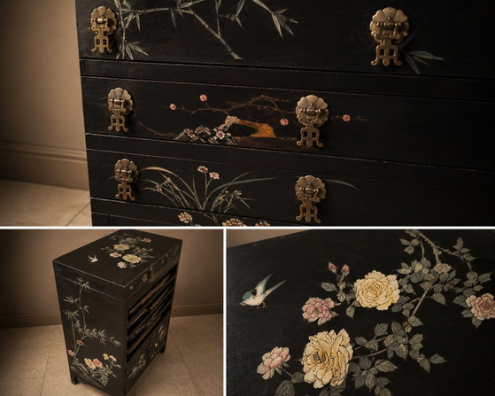 Image 1 of Mueble bar/dormitorio nupcial chino antiguo – Lacado en negro con relieve de nácar y esteatita.