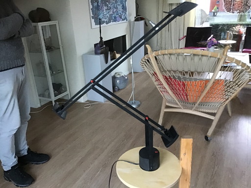 Zwarte designlamp Tizio, ontworpen door Artimide.
