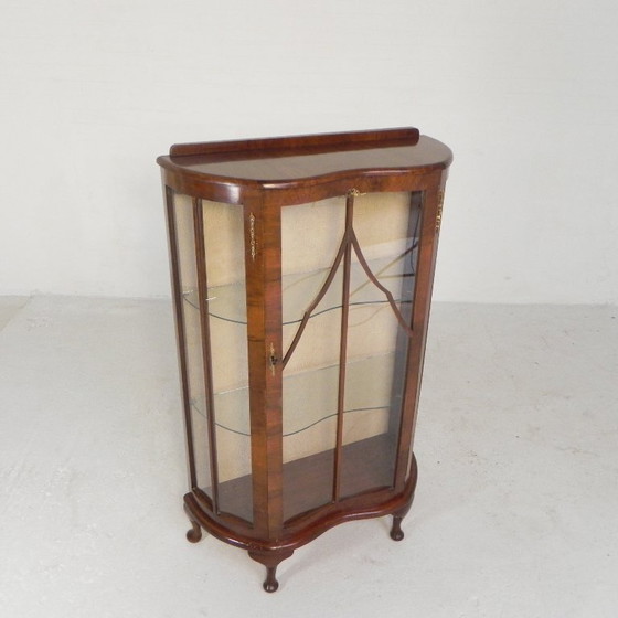 Image 1 of Engelse Art Deco vitrinekast op sierlijke poten, jaren 30