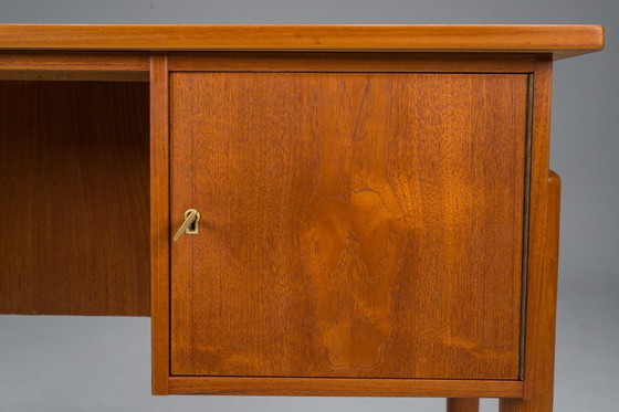 Image 1 of Kleiner dänischer Teakholz-Schreibtisch, Mid Century, 1970er Jahre