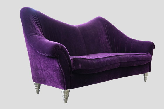 Image 1 of Sofá de tres plazas de terciopelo morado: glamour moderno y comodidad de lujo.