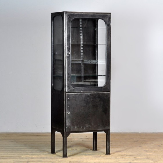 Image 1 of Armoire médicale vintage, années 1970