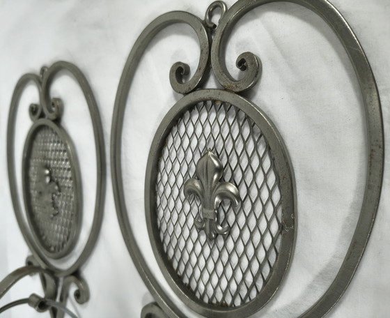 Image 1 of Appliques murales françaises vintage à motif fleur de lys – lot de 2 – années 1960/70