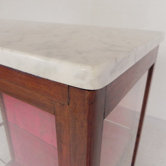 Image 1 of Vitrina de caoba con tapa de mármol, década de 1920.